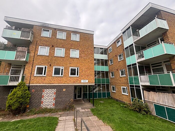 2 Bedroom Flat To Rent In Linford Crescent, Southampton, SO16