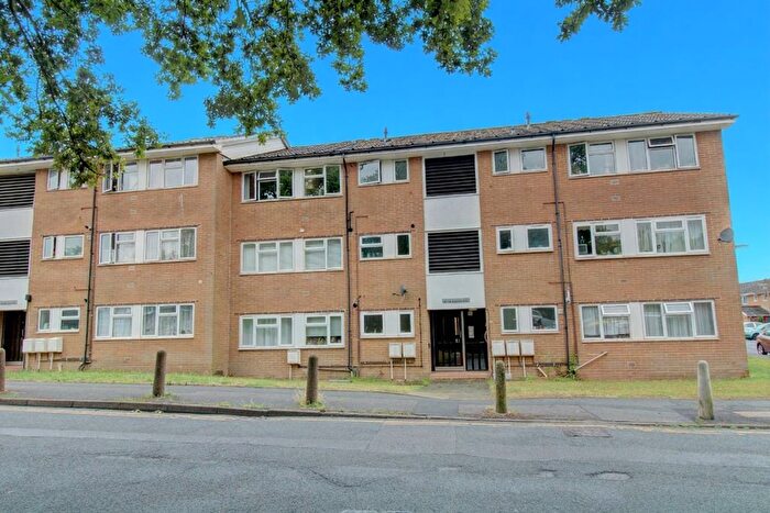 2 Bedroom Flat For Sale In Bushfield Drive, Redhill, RH1