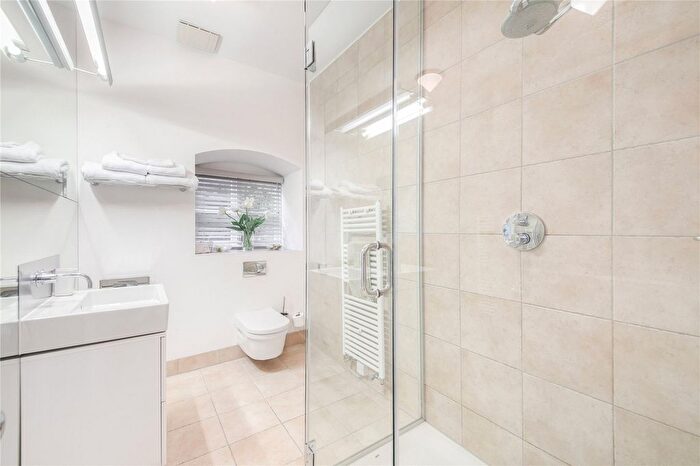 1 Bedroom Flat To Rent In Hampton Court Road, East Molesey, Surrey, KT8