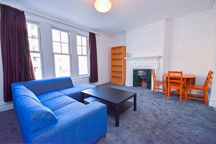 3 Bedroom Flat To Rent In Balham Hill, London, SW12
