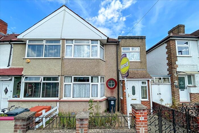 3 Bedroom End Of Terrace House For Sale In Saxon Avenue, Hanworth, Middlesex, TW13