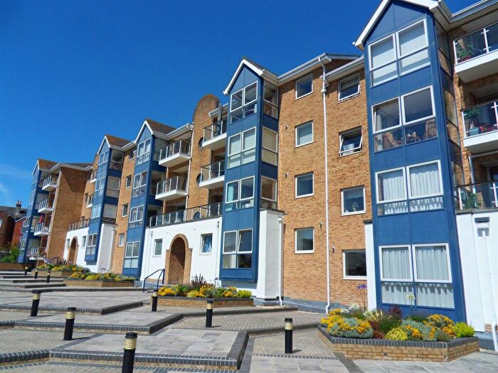 3 Bedroom Apartment For Sale In Admiral Gardens, Cowes, PO31