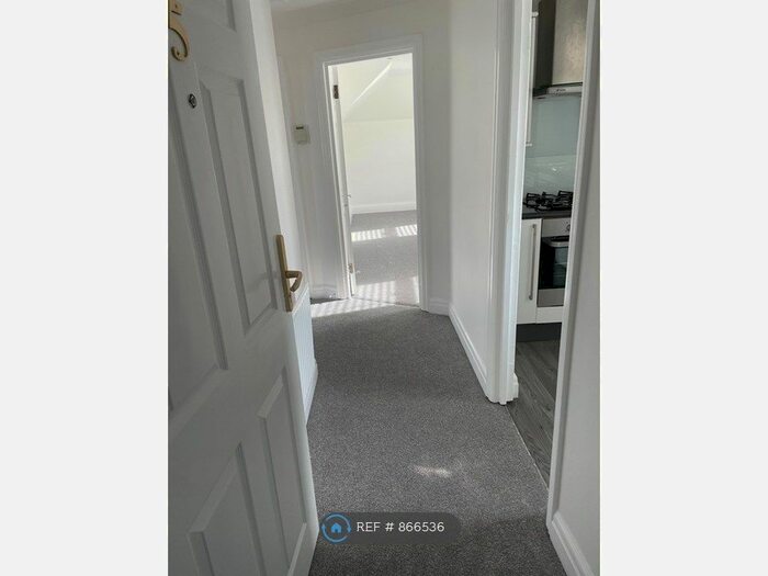 2 Bedroom Flat To Rent In Charlotte Mews, Esher, KT10