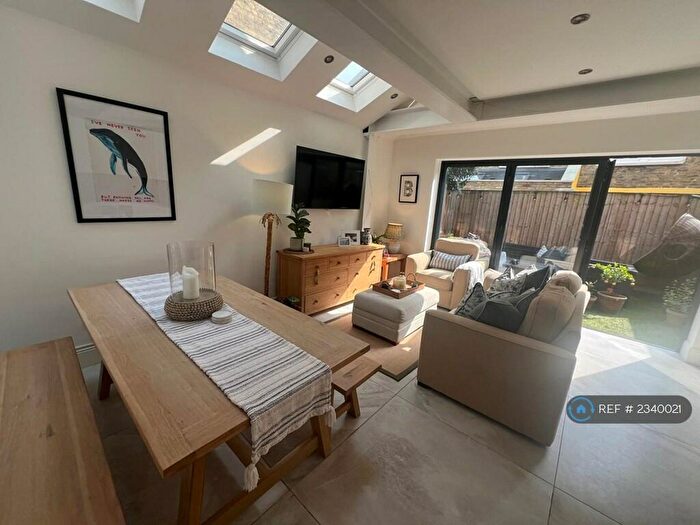 2 Bedroom Flat To Rent In Battersea, London, SW11