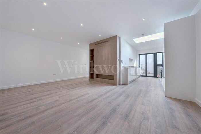 2 Bedroom Flat To Rent In Hoop Lane, London, NW11