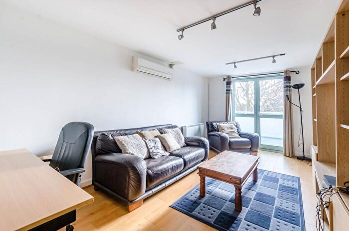 2 Bedroom Flat To Rent In Battersea Park Road, , Battersea, London, SW11