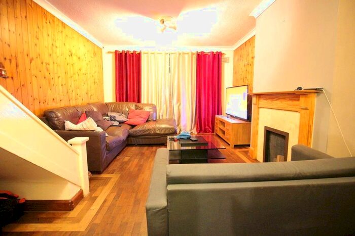 3 Bedroom Flat To Rent In Lower Boston Road, London, W7