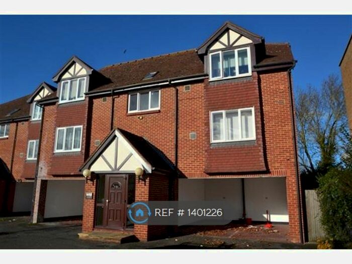Studio To Rent In Thackeray Lodge, Feltham, TW14