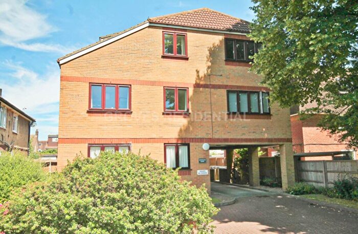 1 Bedroom Flat For Sale In Chestnut Grove, New Malden, KT3