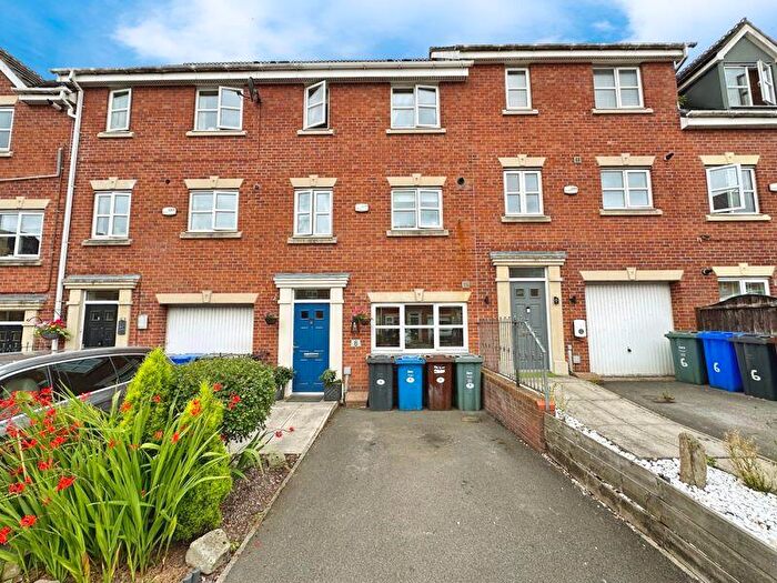 4 Bedroom Town House For Sale In Mulberry Close, Radcliffe, M26