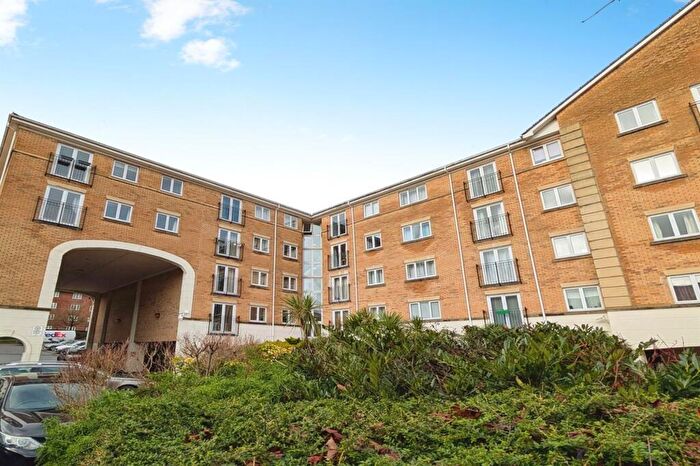 2 Bedroom Flat To Rent In The Dell, SO15