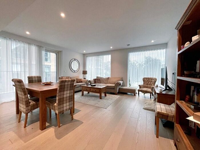 2 Bedroom Flat To Rent In Lockgate Road, London, SW6