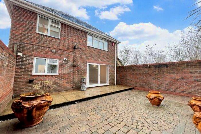 2 Bedroom Maisonette To Rent In Wharf Mews, Bournemouth, BH4