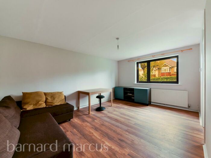 2 Bedroom Apartment To Rent In Coppetts Road, N10