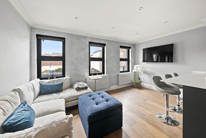 3 Bedroom Flat For Sale In Flat, Cambridge Road, Hanwell, W7