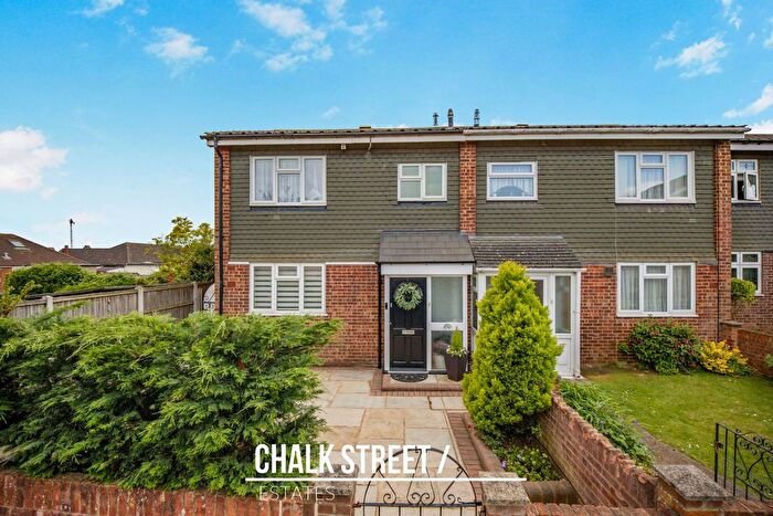 3 Bedroom End Of Terrace House For Sale In Elmhurst Drive, Hornchurch, RM11