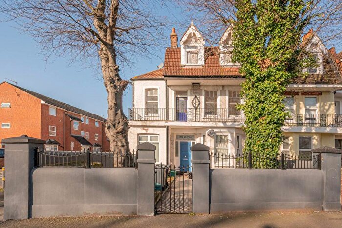 3 Bedroom Flat To Rent In London Road, Tooting, Mitcham, CR4