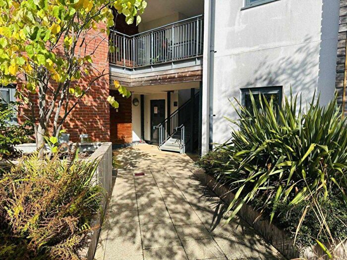 1 Bedroom Flat For Sale In Melville, Park Way, RG14