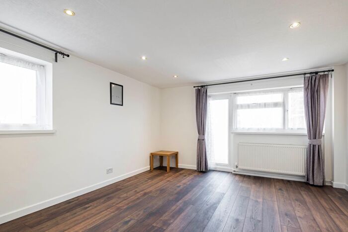 3 Bedroom Flat To Rent In Lower Fosters New Brent Street, London, NW4