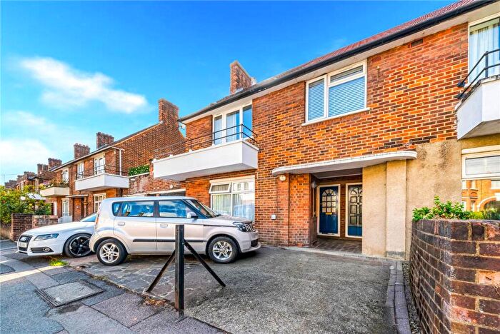 3 Bedroom Maisonette For Sale In Brettenham Road, Walthamstow, London, E17