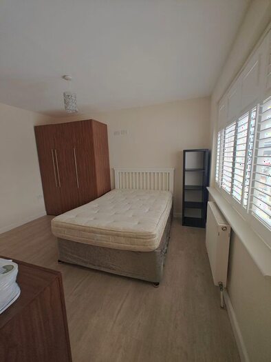 Studio To Rent In Park Road, Hounslow, TW3