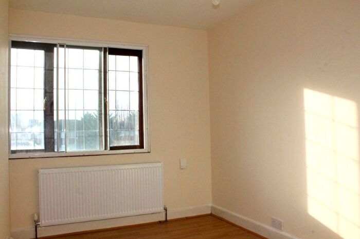 3 Bedroom Flat To Rent In Parklands Parade, Bath Road, Hounslow, TW5