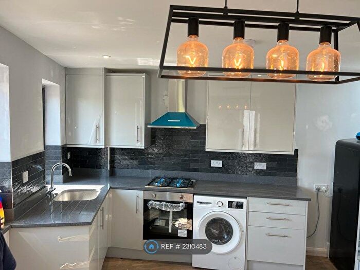 2 Bedroom Flat To Rent In Chalfont Road, Maple Cross, Rickmansworth, WD3