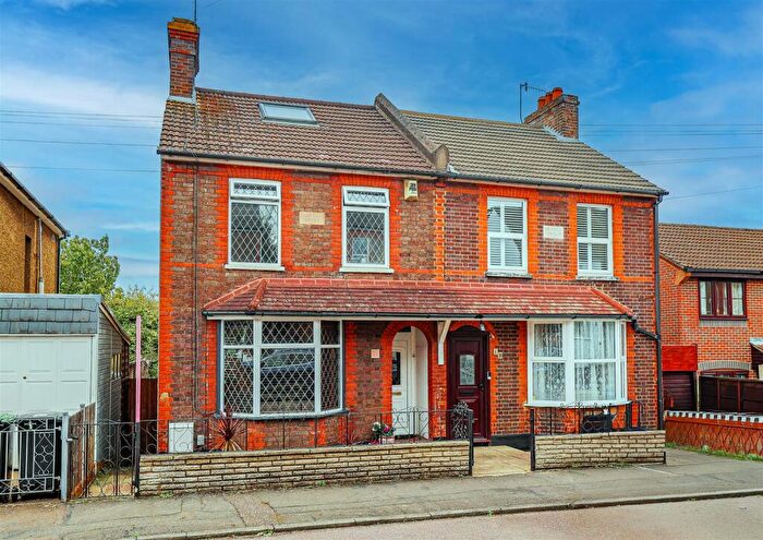 3 Bedroom Semi-Detached House For Sale In South Hill Road, Hemel Hempstead, HP1