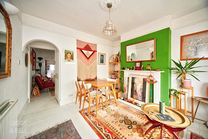 3 Bedroom Terraced House For Sale In St. Saviours Crescent, Luton, Bedfordshire, LU1