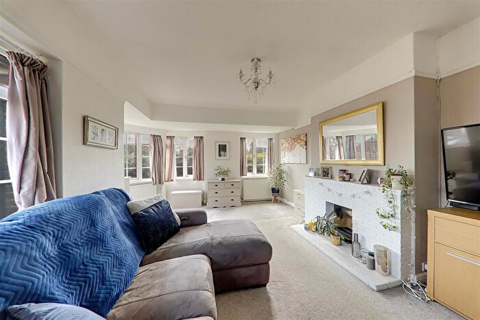 3 Bedroom Flat For Sale In The Acre Close, Worthing, BN11