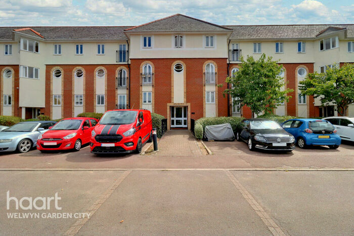 2 Bedroom Apartment For Sale In Walsingham Close, Hatfield, AL10