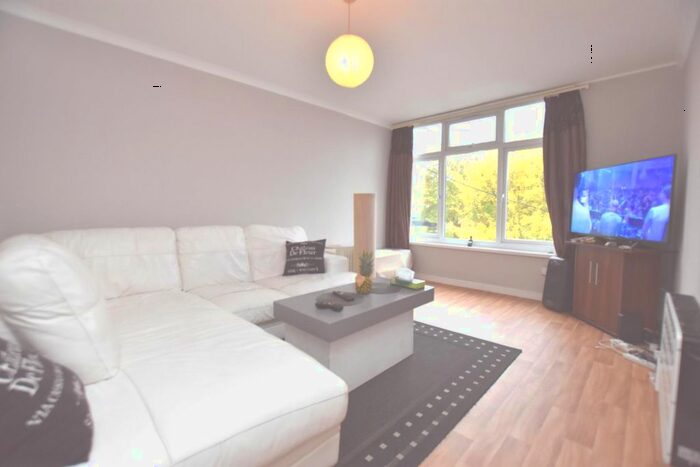 2 Bedroom Flat To Rent In Chigwell Road, Woodford Green, IG8