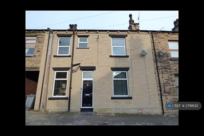3 Bedroom Terraced House To Rent In Brooke Street, Cleckheaton, BD19