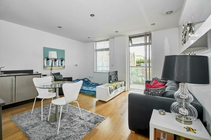 Flat To Rent In Caspian Apartments, Salton Square, E14