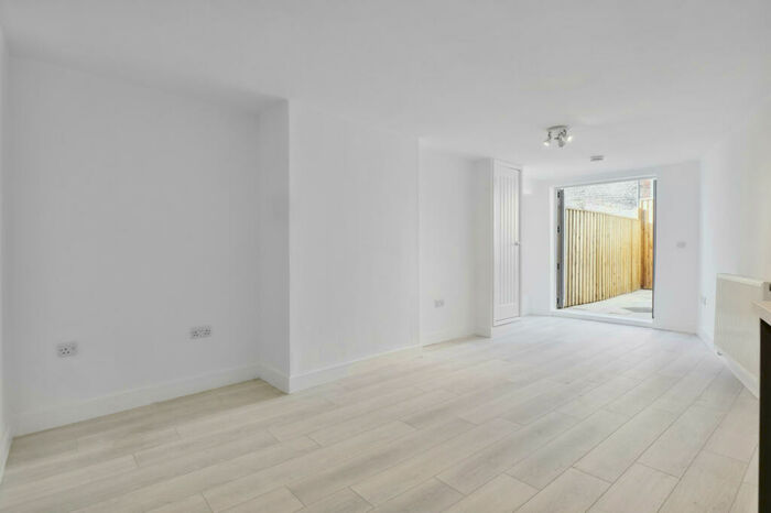 2 Bedroom Apartment To Rent In Catford Hill, Catford, SE6