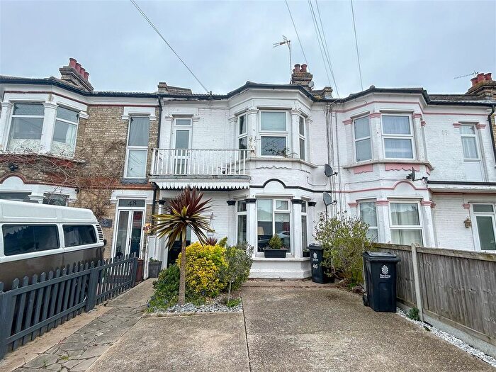 1 Bedroom Flat For Sale In West Avenue, Clacton-On-Sea, Essex, CO15
