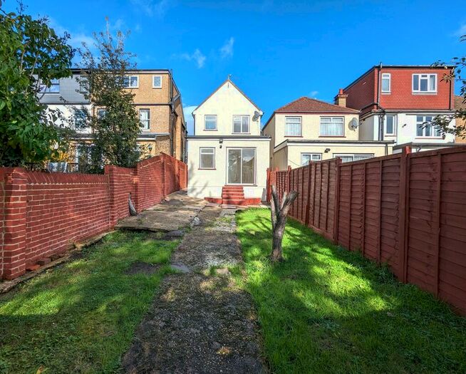 3 Bedroom Semi-Detached House To Rent In Surbiton, KT6