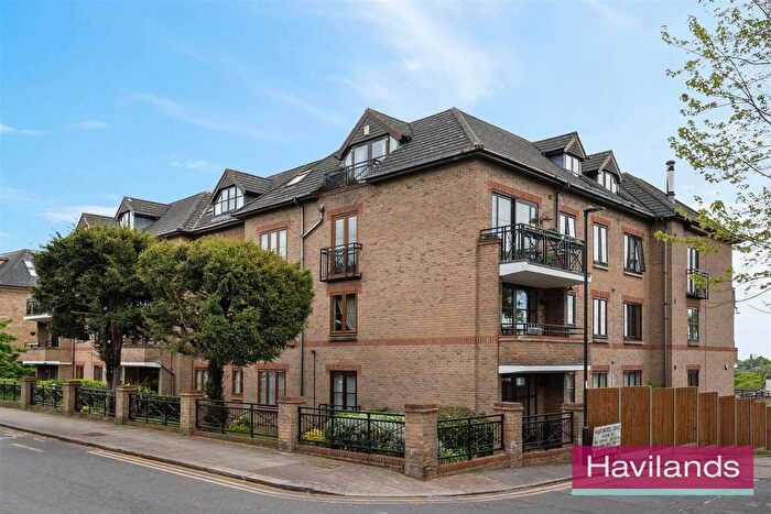 3 Bedroom Flat For Sale In Crescent Road, Enfield, EN2