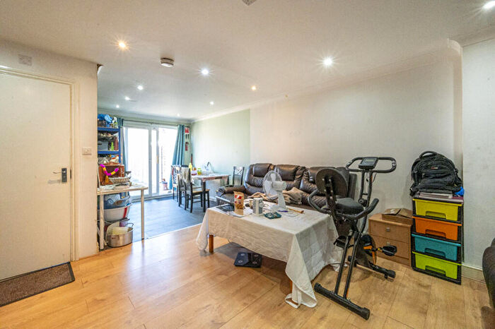 4 Bedroom Terraced House For Sale In Larch Close, Plaistow, London, E13