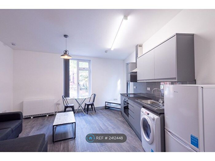 1 Bedroom Flat To Rent In Buckingham Mount, Leeds, LS6