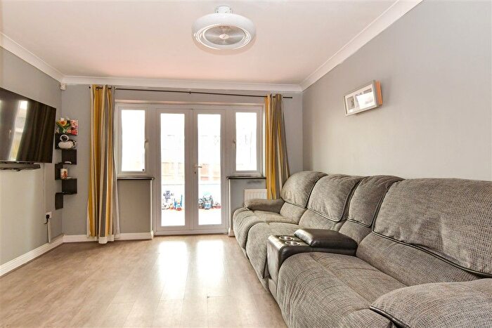 3 Bedroom Detached House For Sale In Grain Road, Middle Stoke, Rochester, Kent, ME3