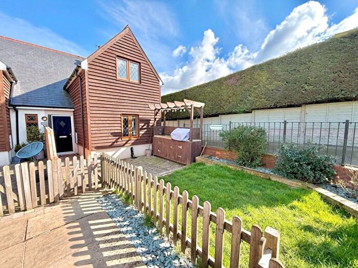 3 Bedroom Semi-Detached House For Sale In Main Road South, Dagnall, HP4