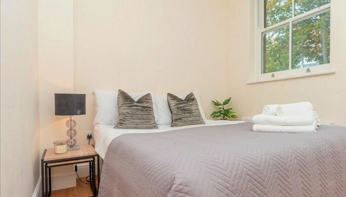 2 Bedroom Flat To Rent In Hamlet Gardens, London, W6