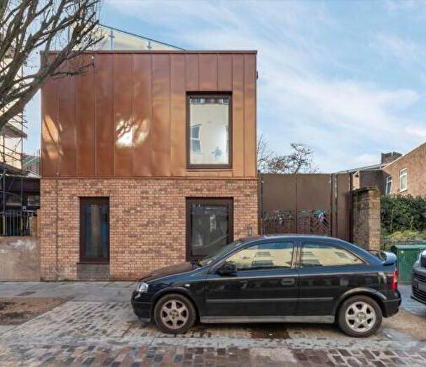 2 Bedroom Flat For Sale In Flat, Battersea High Street, London, SW11