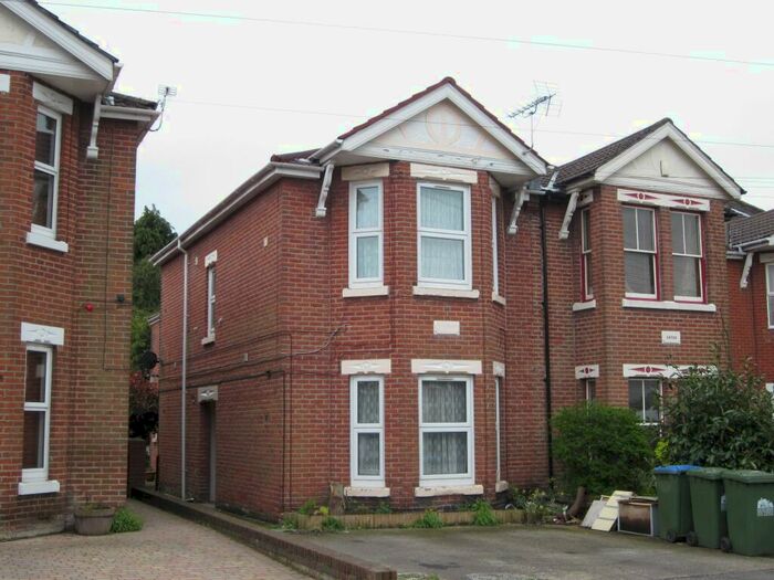 Flat To Rent In Darwin Road, Southampton, SO15