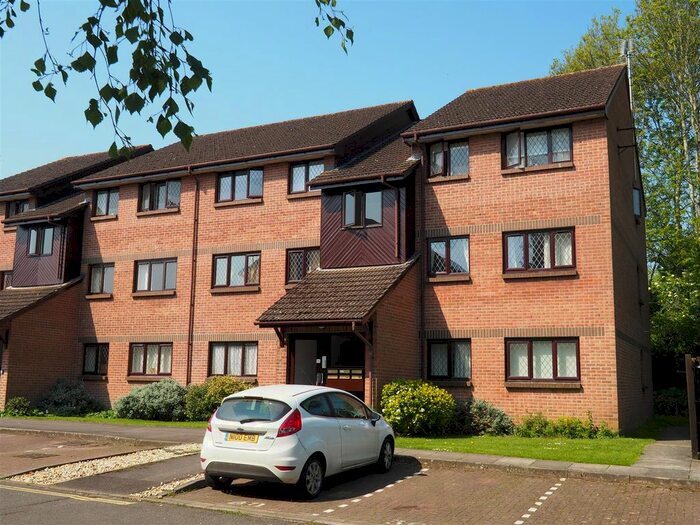 Houses for sale & to rent in GU32 3QL, Goodyer Close, Petersfield