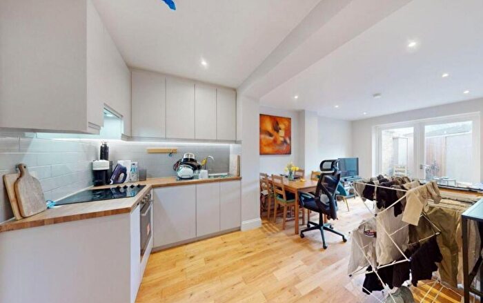 1 Bedroom Flat To Rent In Berrymead Gardens, Springfield Park, W3