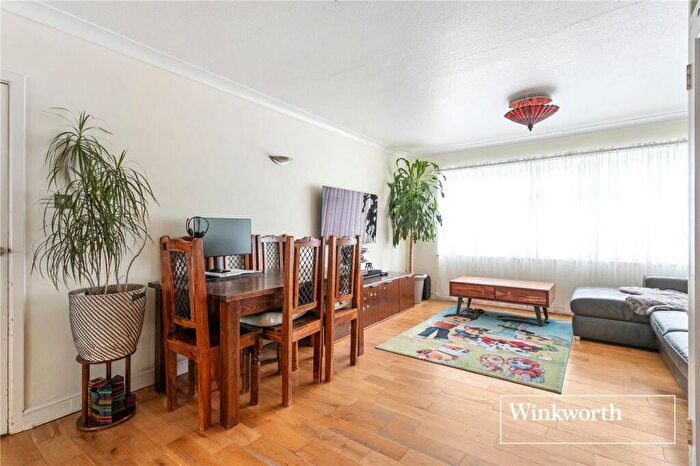 2 Bedroom Apartment For Sale In Temple Close, Finchley, London, N3
