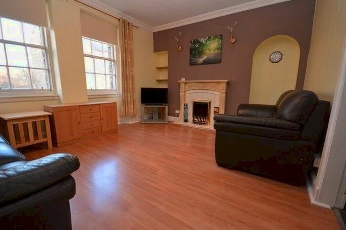 3 Bedroom Flat To Rent In Buccleuch Street, Edinburgh, EH8