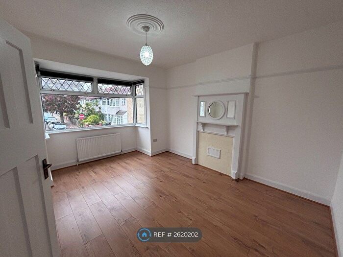 3 Bedroom Detached House To Rent In Broadview Road, London, SW16